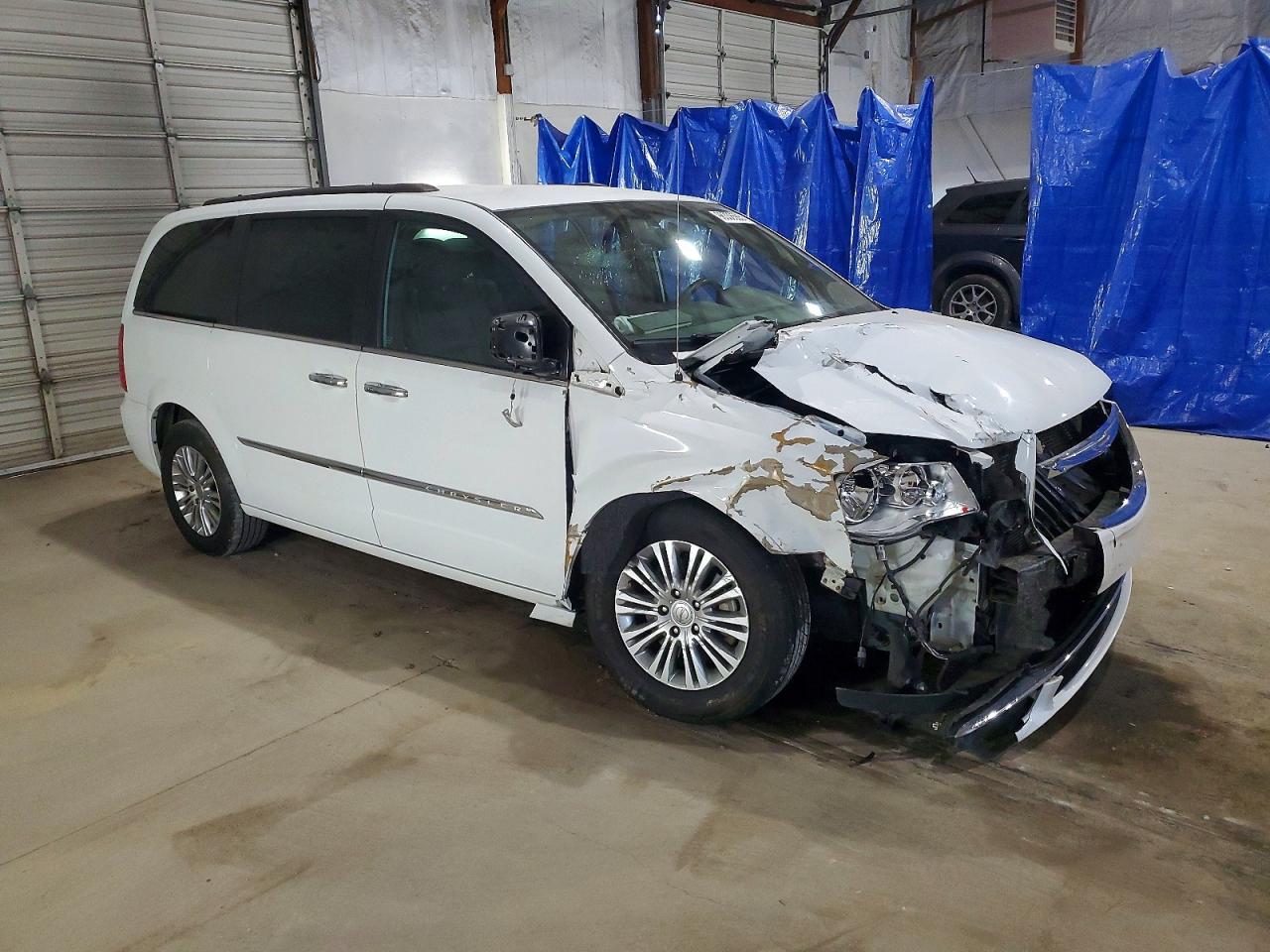 2015 CHRYSLER TOWN & COUNTRY TOURING L photo 4
