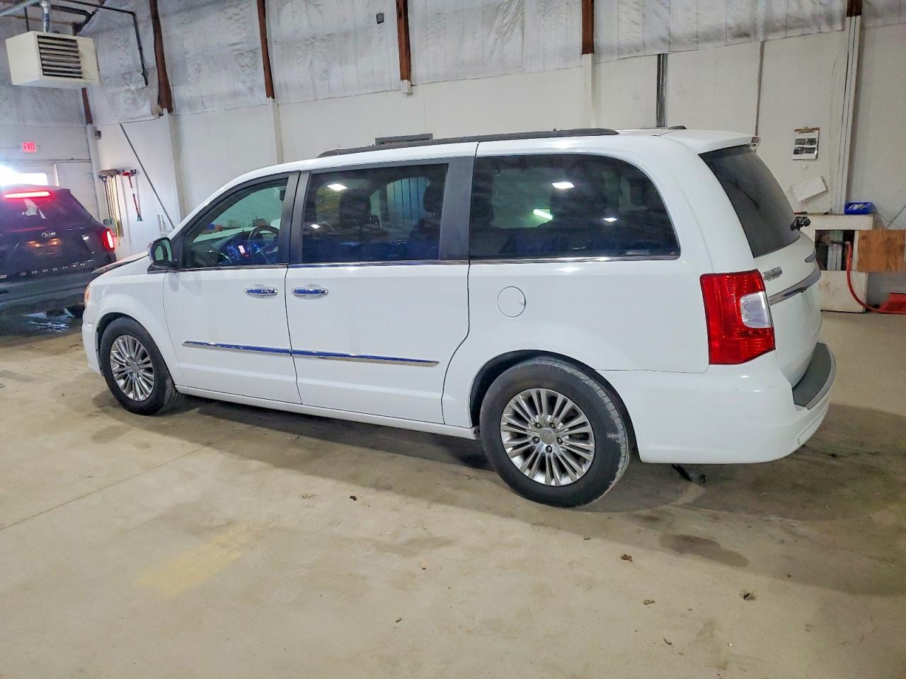 2015 CHRYSLER TOWN & COUNTRY TOURING L photo 2