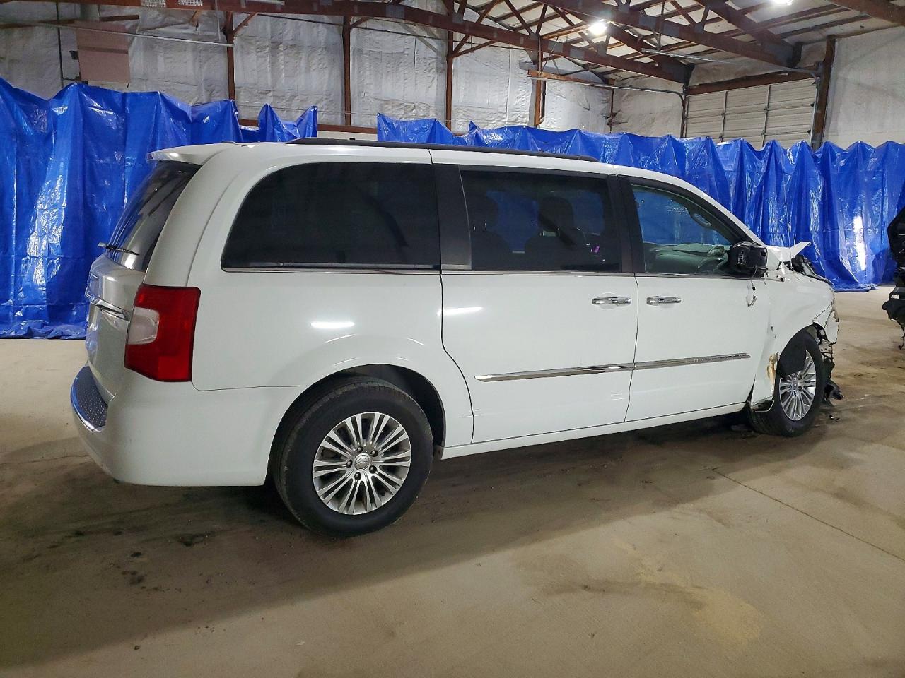 2015 CHRYSLER TOWN & COUNTRY TOURING L photo 3