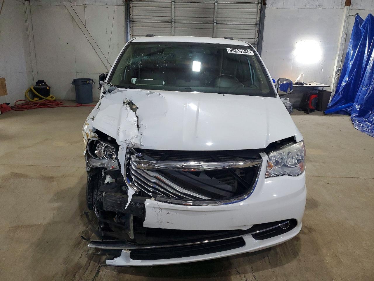 2015 CHRYSLER TOWN & COUNTRY TOURING L photo 5
