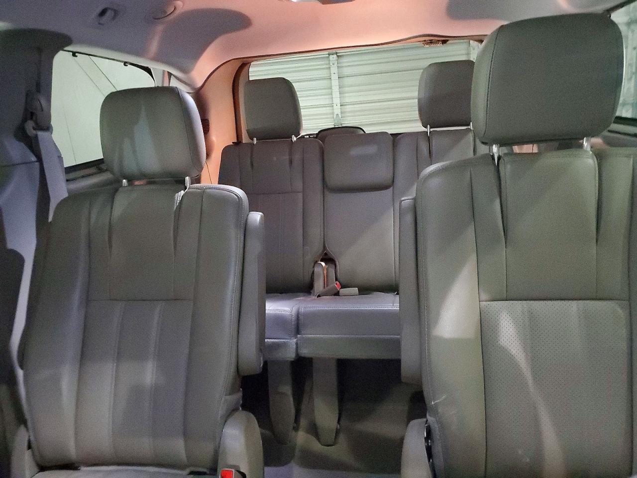 2015 CHRYSLER TOWN & COUNTRY TOURING L photo 10