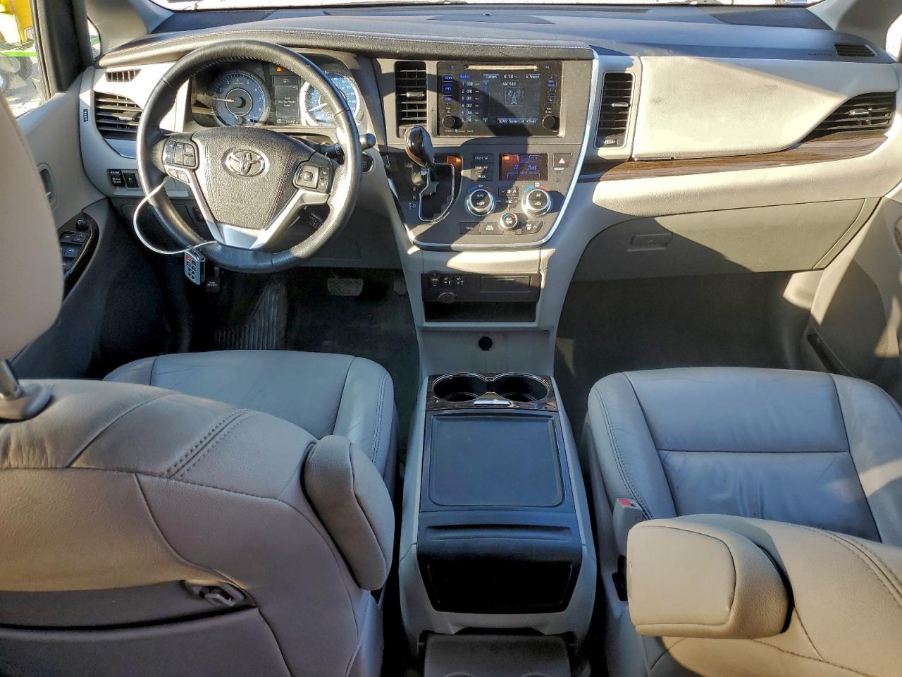 2016 TOYOTA SIENNA XLE photo 8
