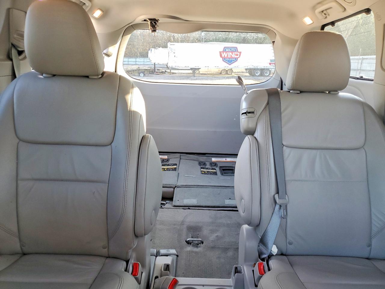 2016 TOYOTA SIENNA XLE photo 10