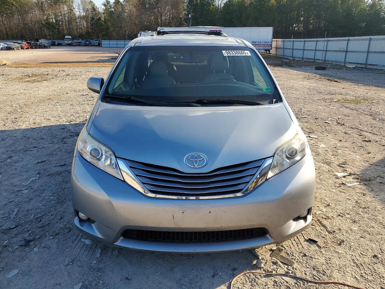 2016 TOYOTA SIENNA XLE photo 5
