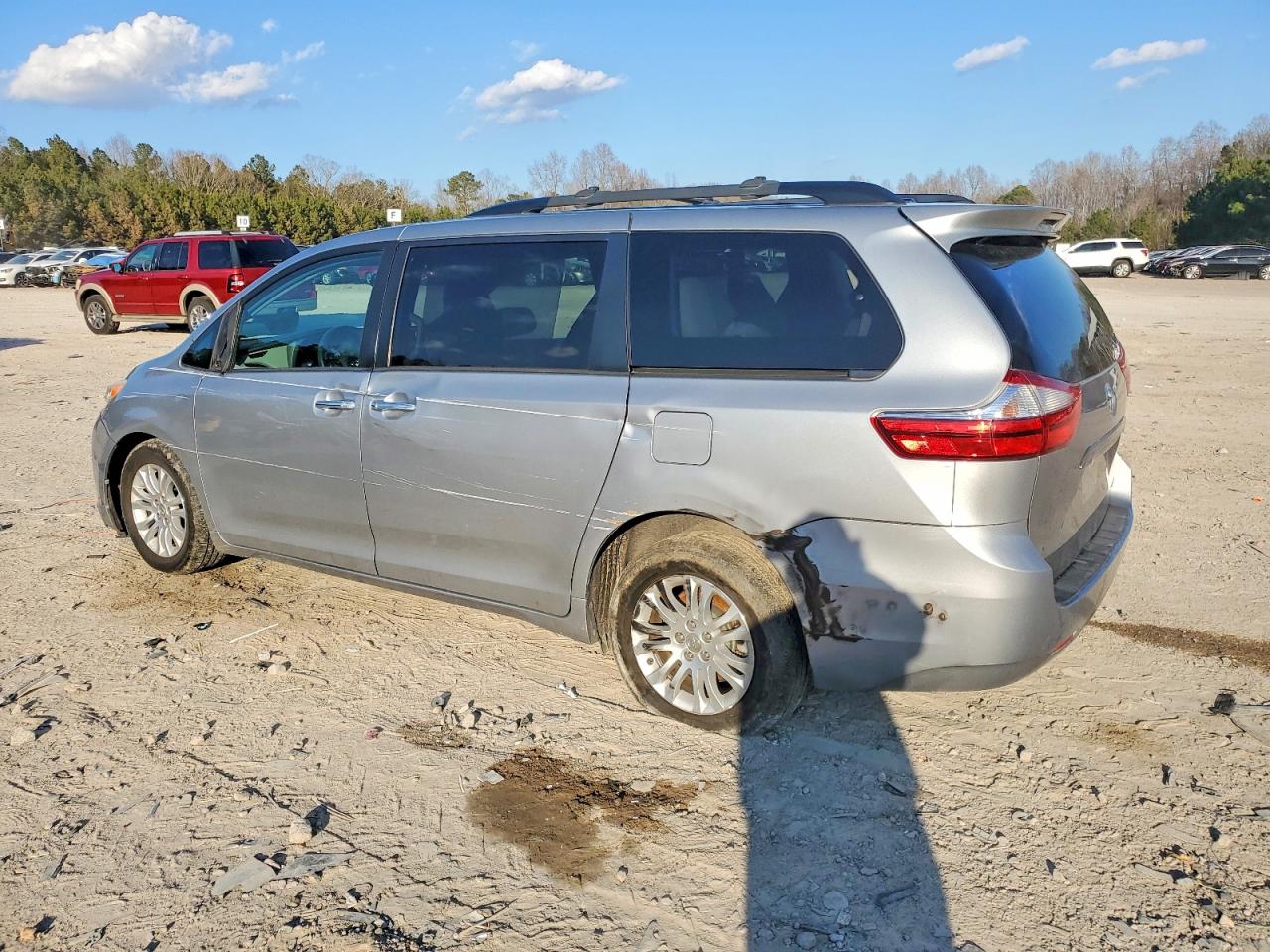 2016 TOYOTA SIENNA XLE photo 2