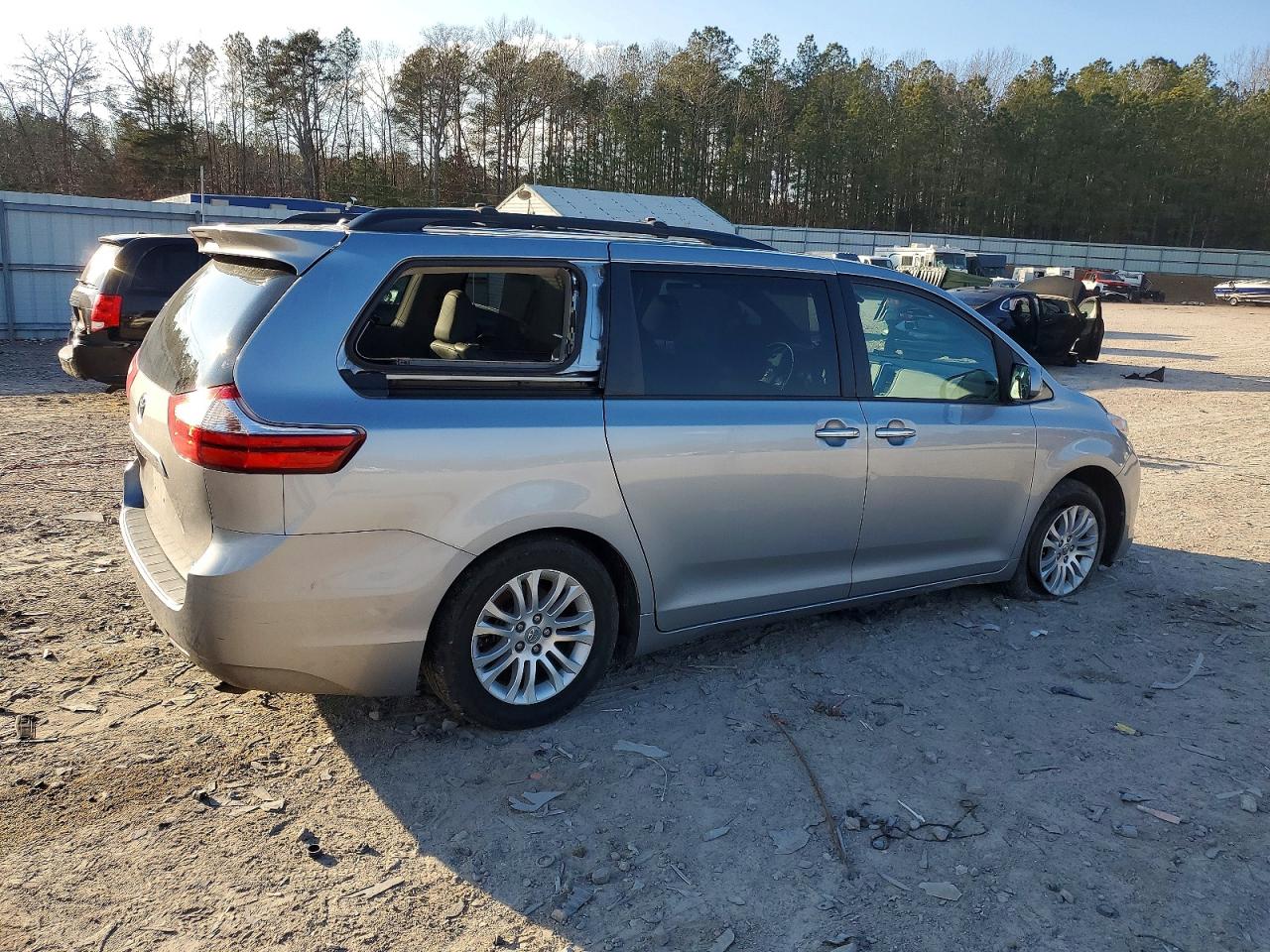 2016 TOYOTA SIENNA XLE photo 3