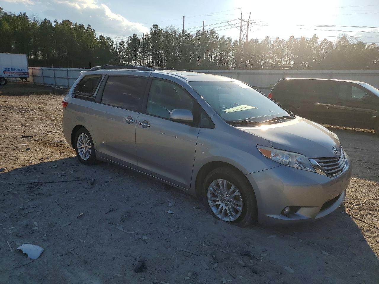 2016 TOYOTA SIENNA XLE photo 4