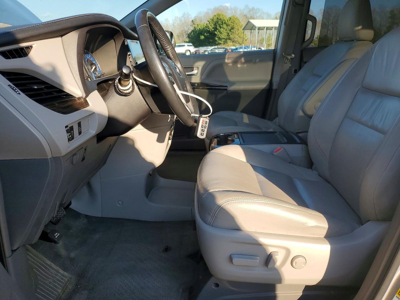 2016 TOYOTA SIENNA XLE photo 7