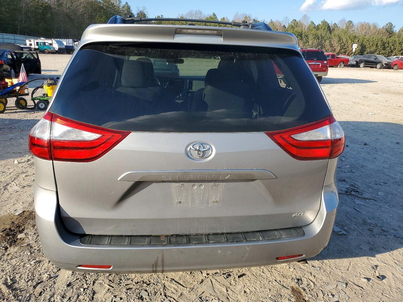 2016 TOYOTA SIENNA XLE photo 6