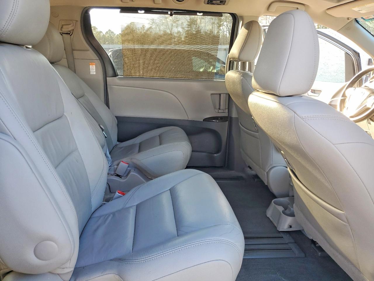 2016 TOYOTA SIENNA XLE photo 11