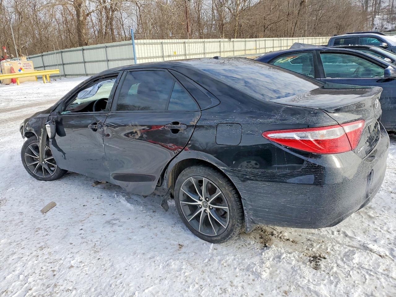 2015 TOYOTA CAMRY LE photo 2