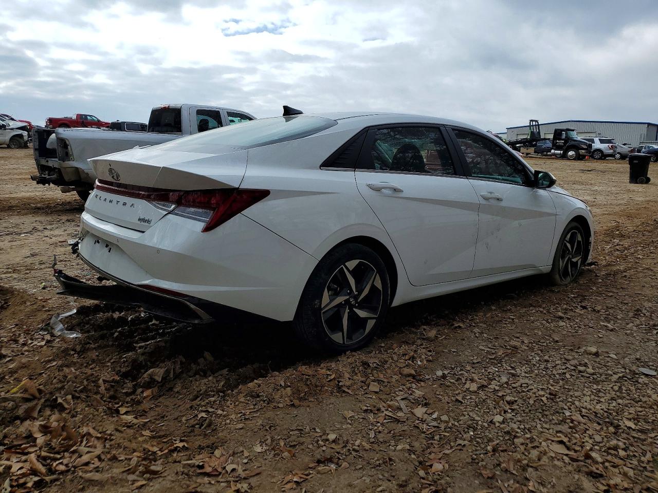 2023 HYUNDAI ELANTRA photo 3