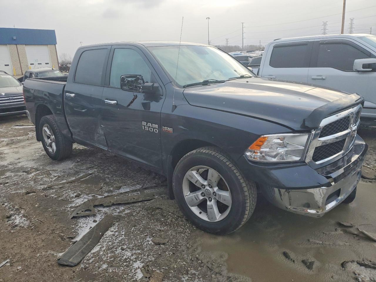 2017 RAM 1500 SLT photo 4