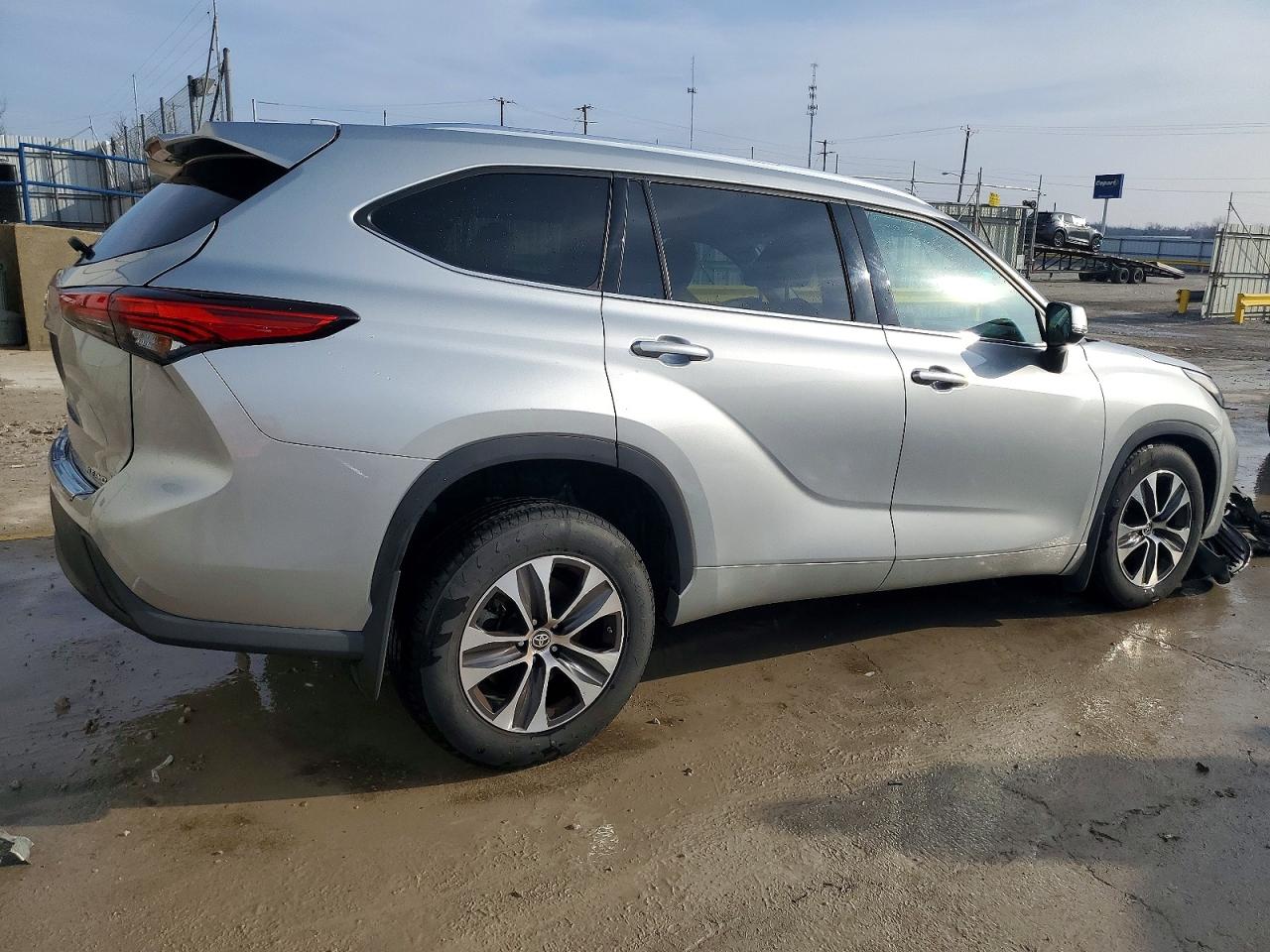 2020 TOYOTA HIGHLANDER XLE photo 3