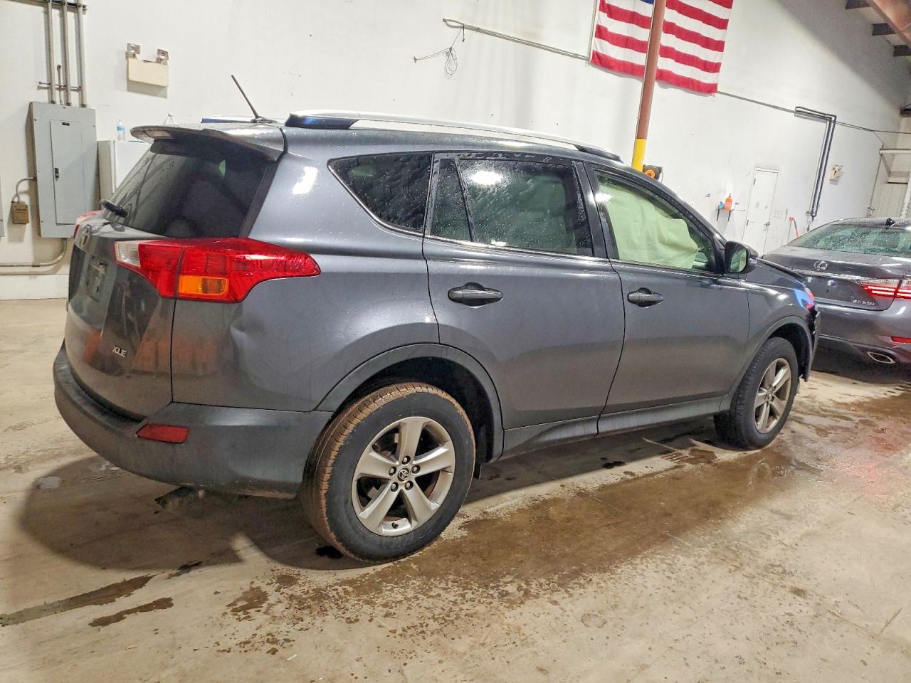 2015 TOYOTA RAV4 XLE photo 3