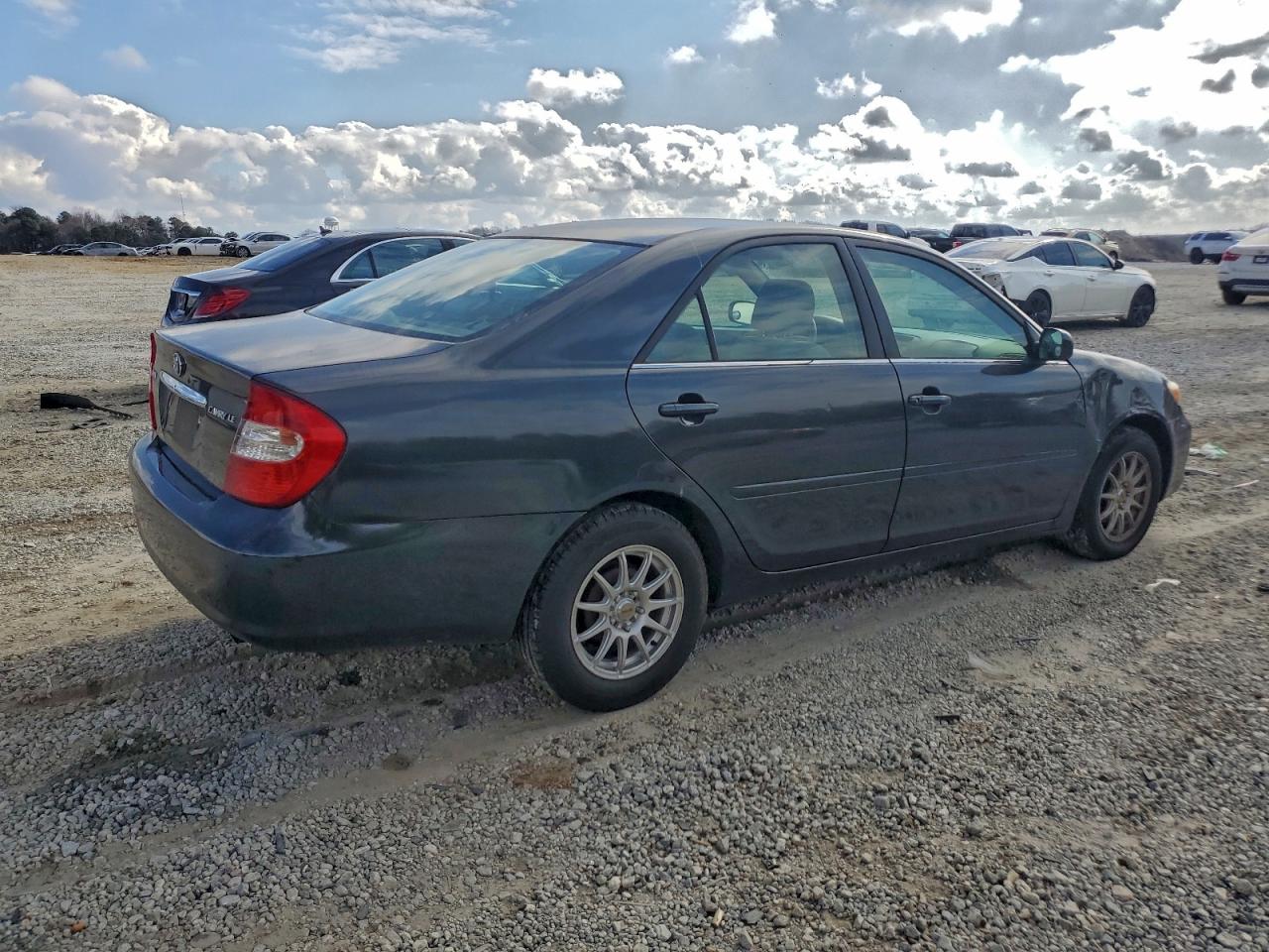 2004 TOYOTA CAMRY LE photo 3