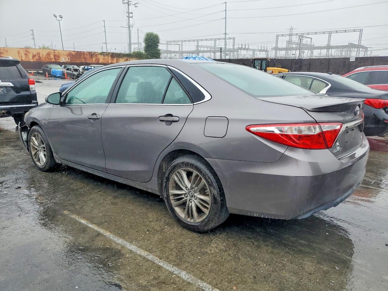 2015 TOYOTA CAMRY LE photo 2