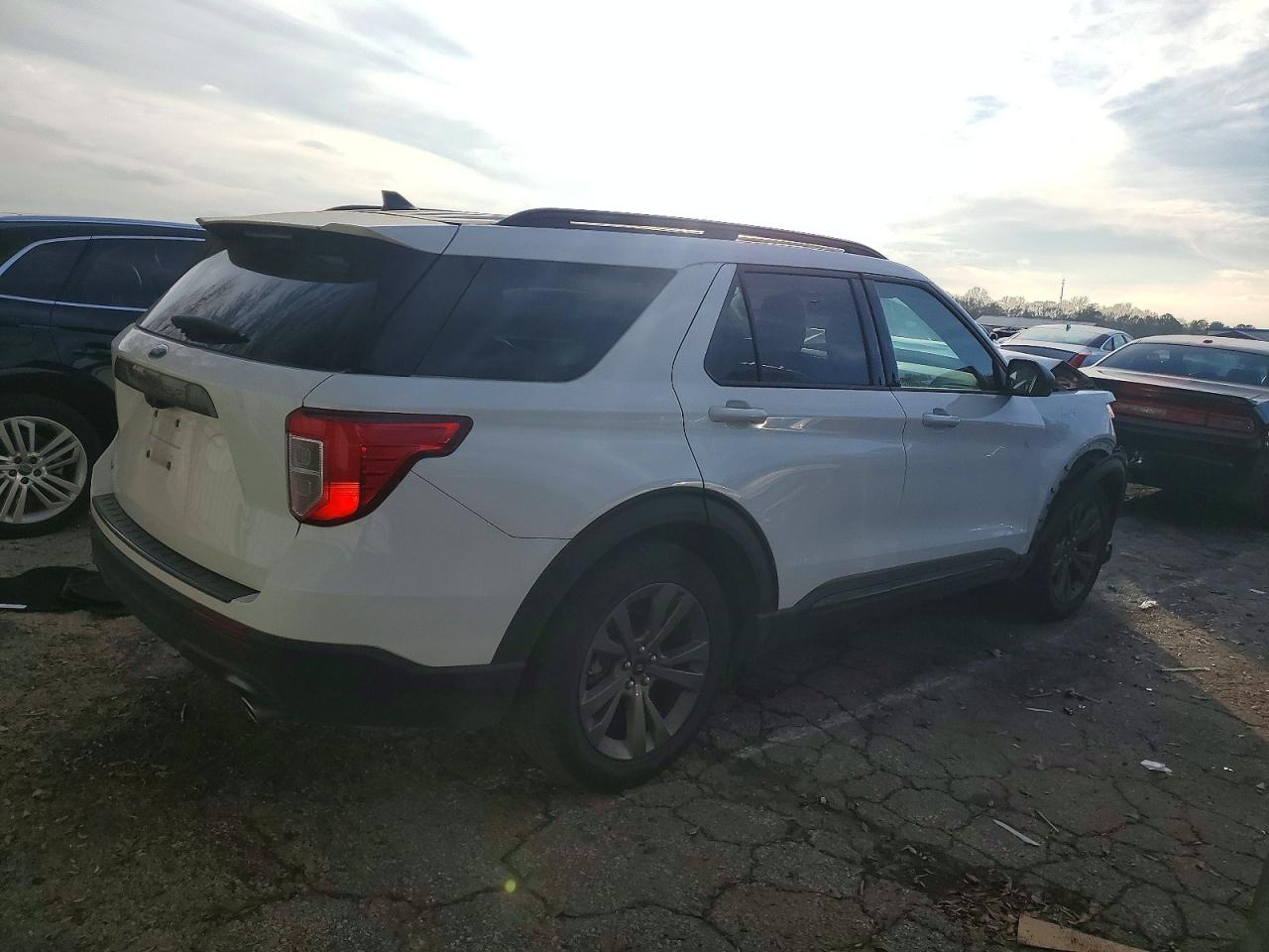 2021 FORD EXPLORER photo 3