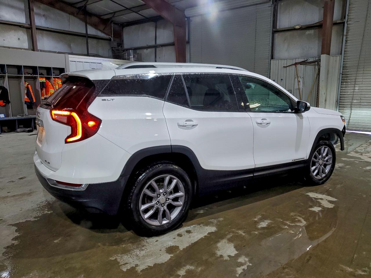 2024 GMC TERRAIN SLT photo 3