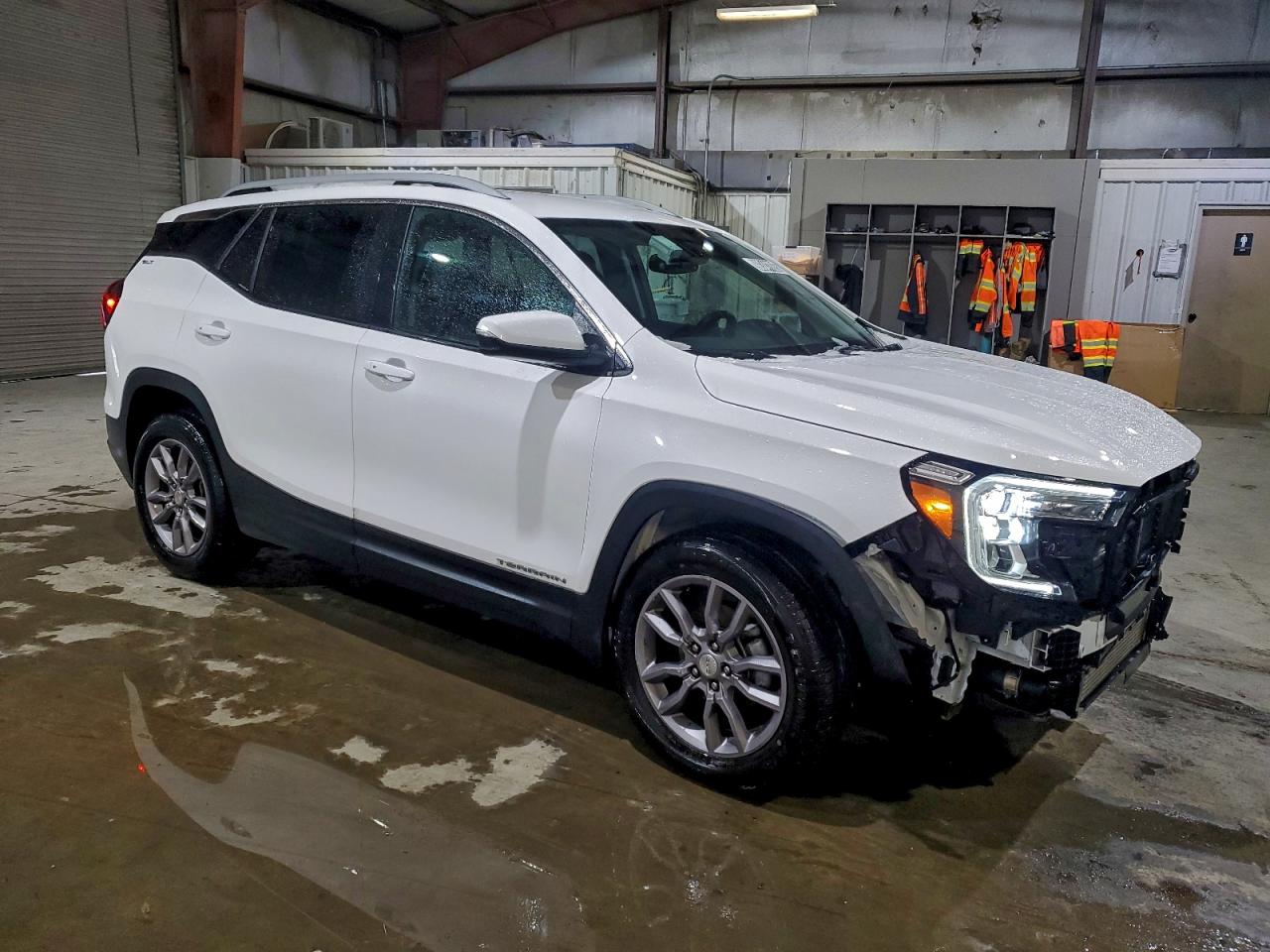 2024 GMC TERRAIN SLT photo 4
