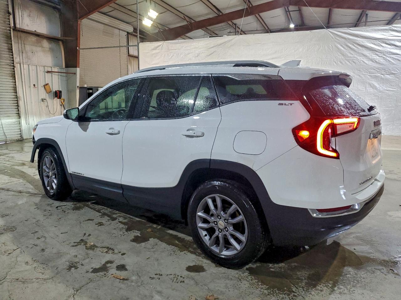 2024 GMC TERRAIN SLT photo 2