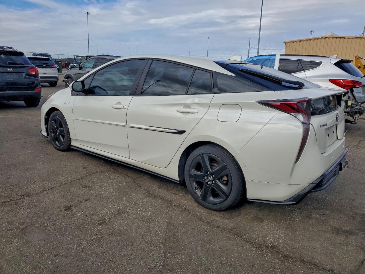 2017 TOYOTA PRIUS photo 2