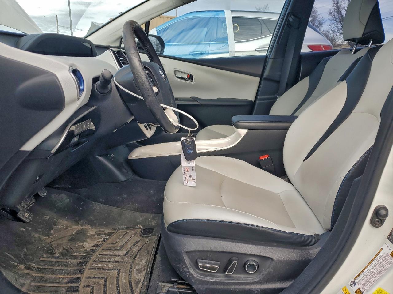 2017 TOYOTA PRIUS photo 7