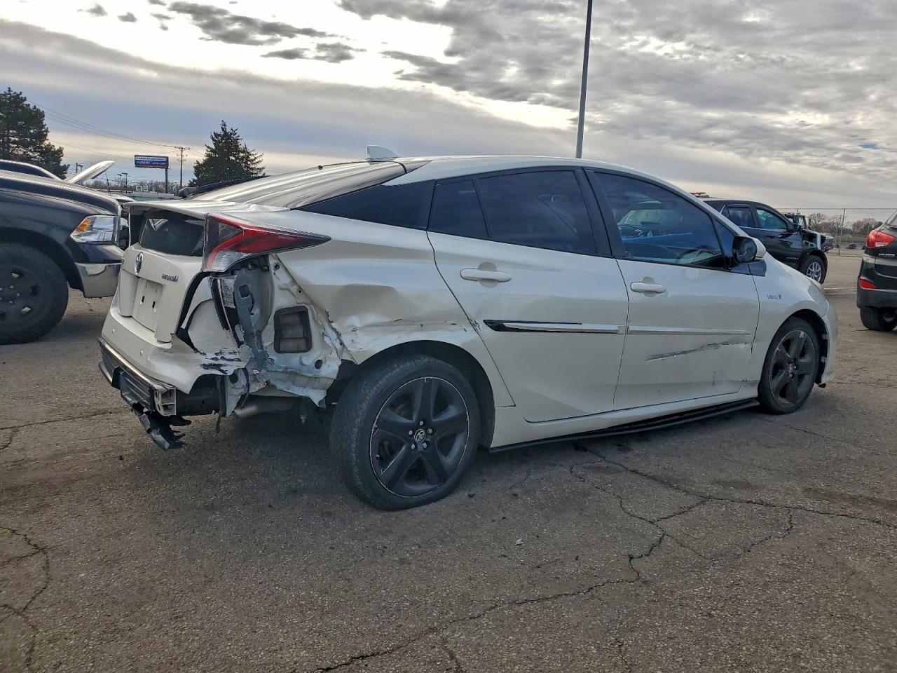 2017 TOYOTA PRIUS photo 3