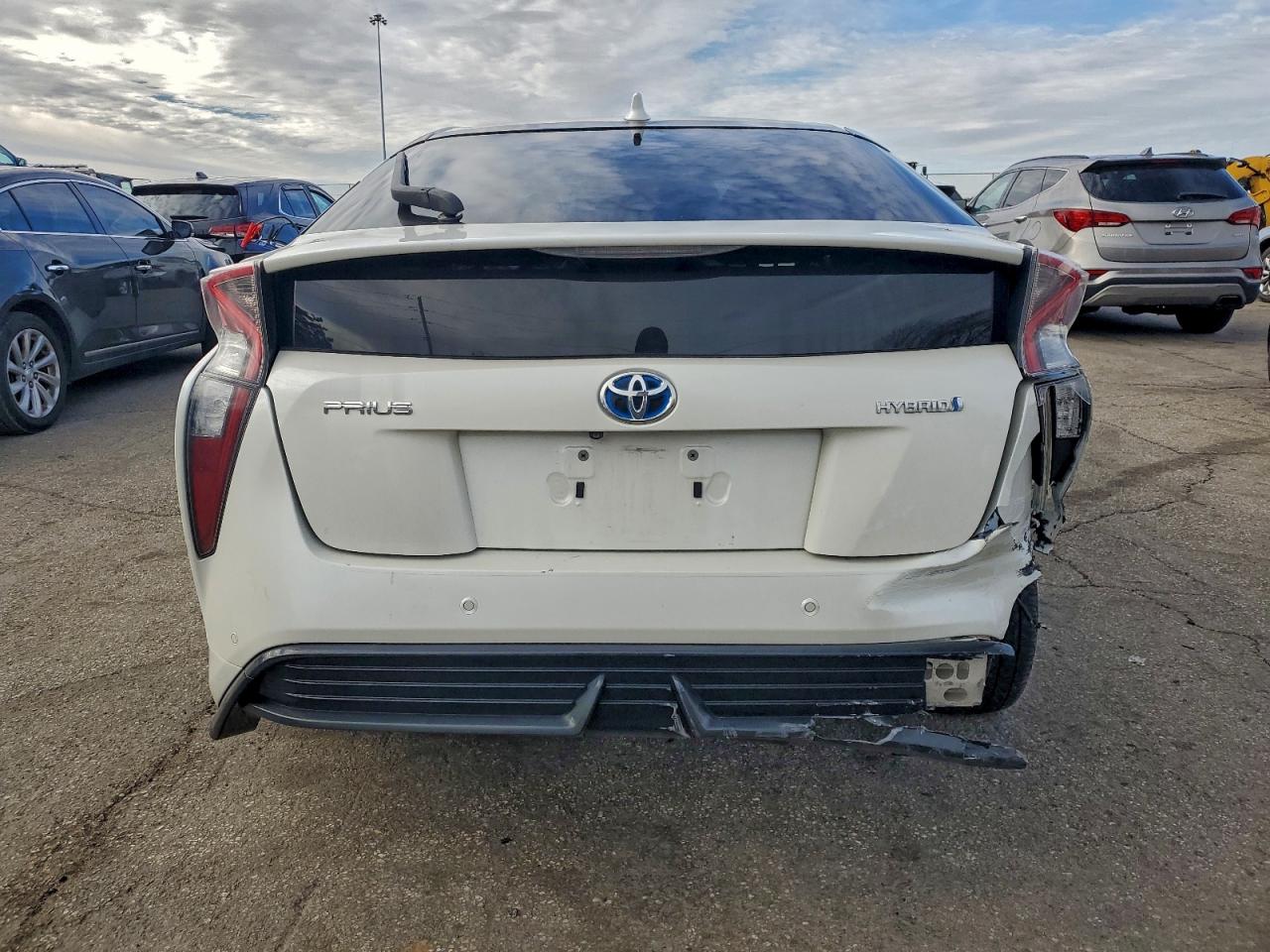 2017 TOYOTA PRIUS photo 6