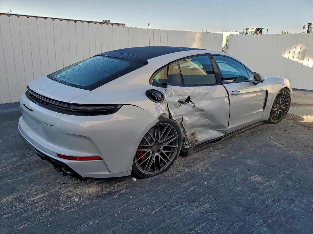 2025 PORSCHE PANAMERA GTS photo 3