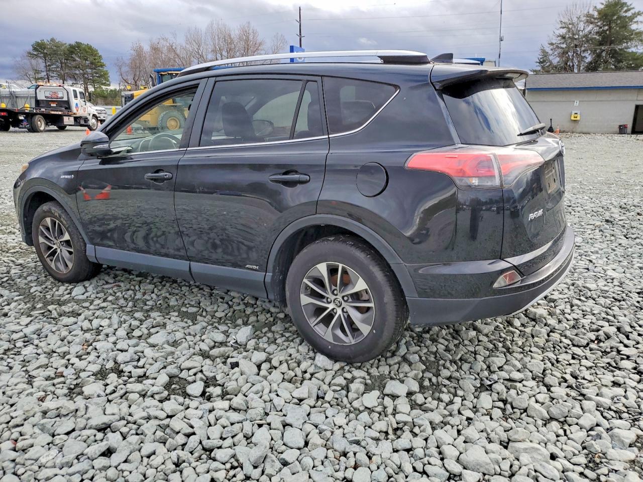 2016 TOYOTA RAV4 HV XLE photo 3
