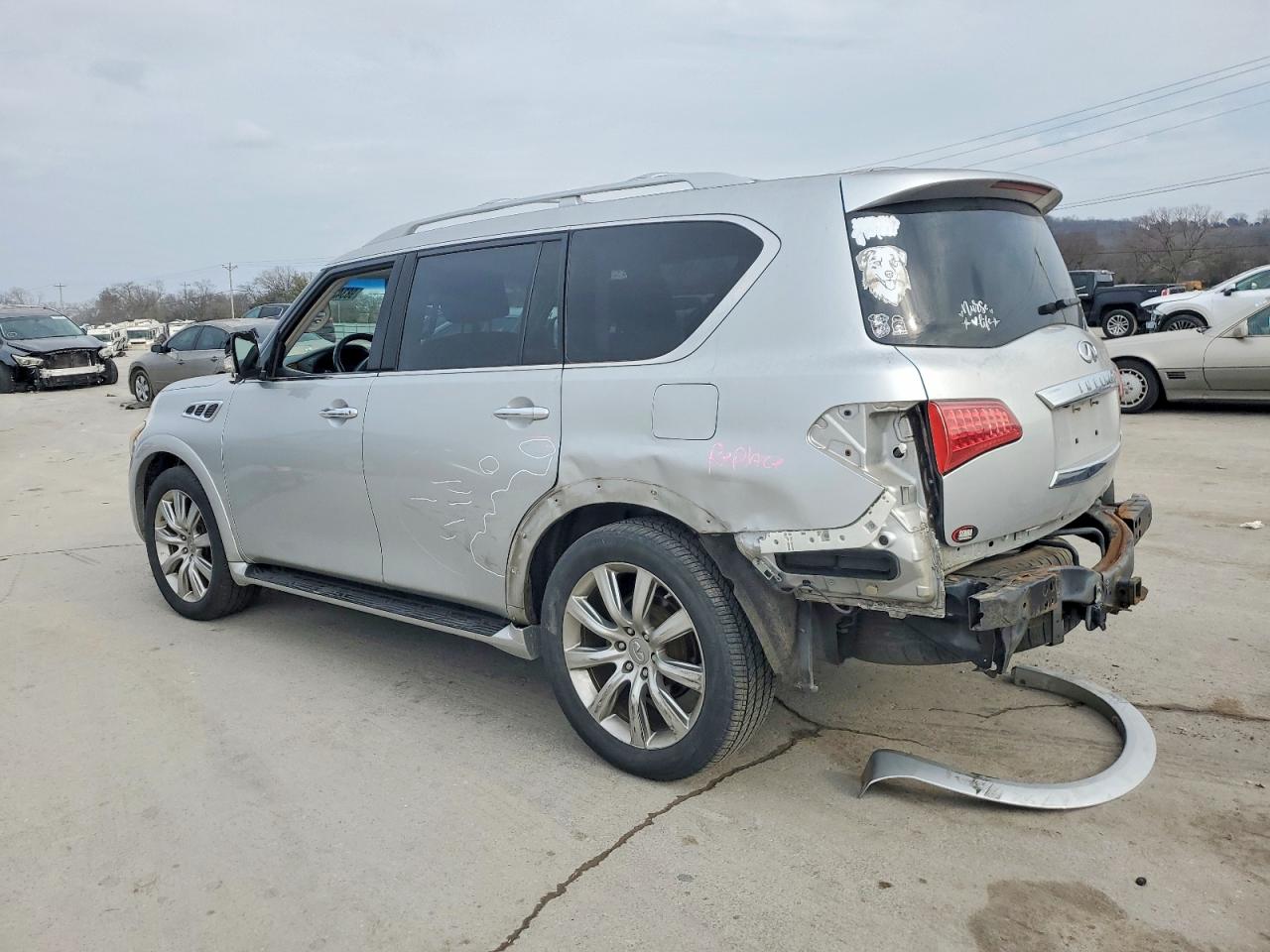 2013 INFINITI QX56 photo 2