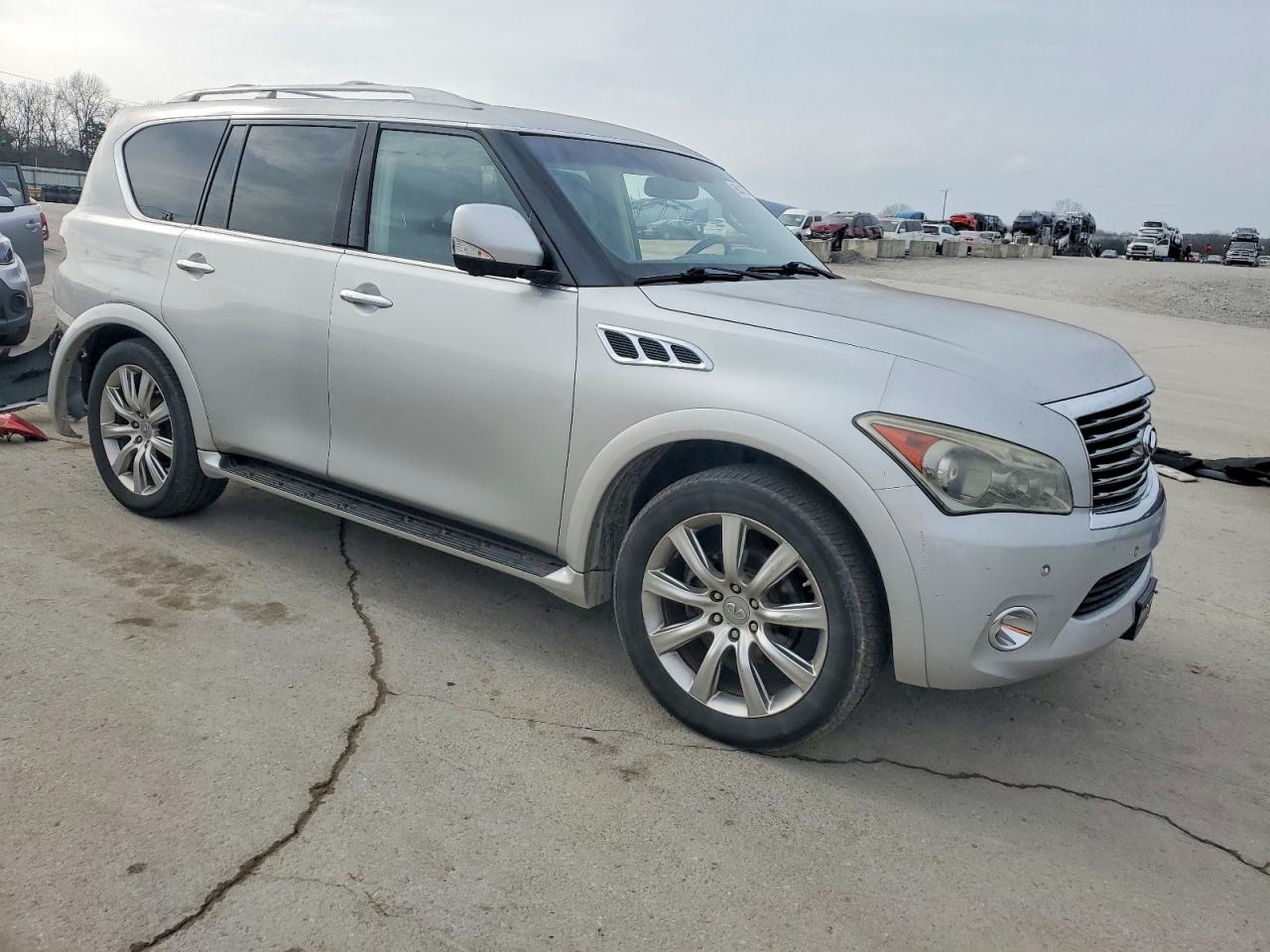 2013 INFINITI QX56 photo 4