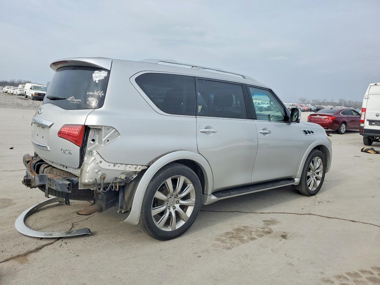 2013 INFINITI QX56 photo 3
