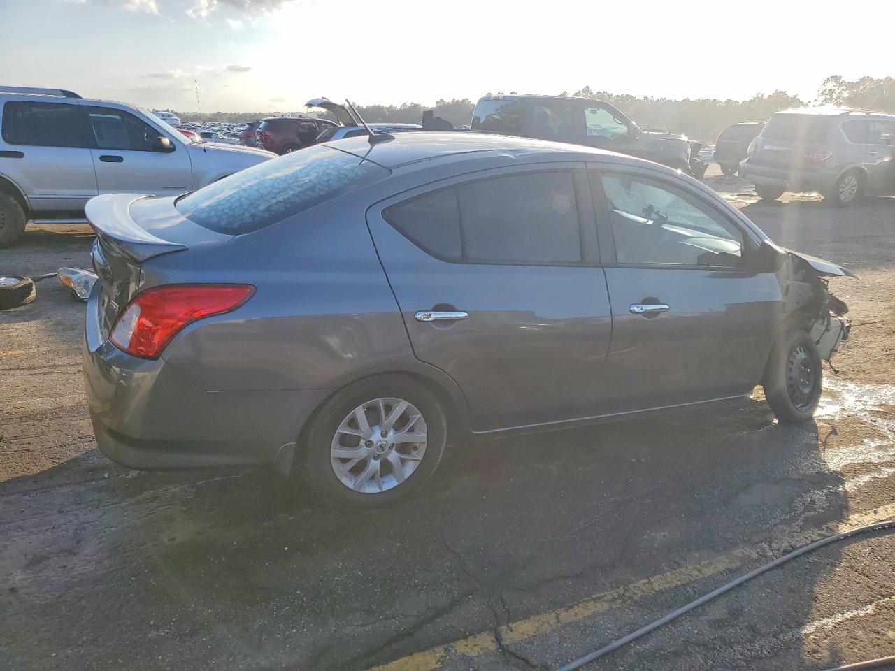 2019 NISSAN VERSA SV photo 3