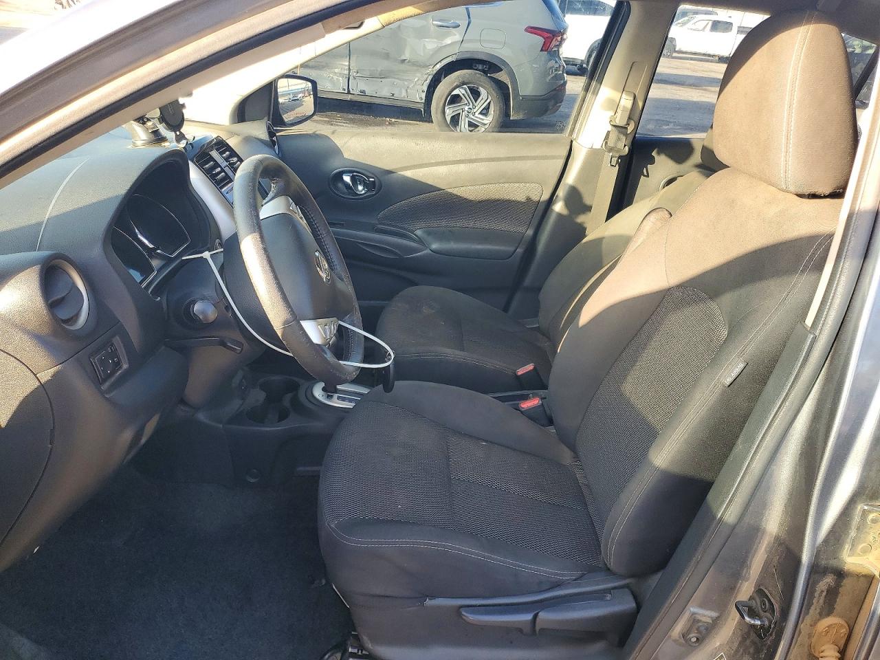 2019 NISSAN VERSA SV photo 7