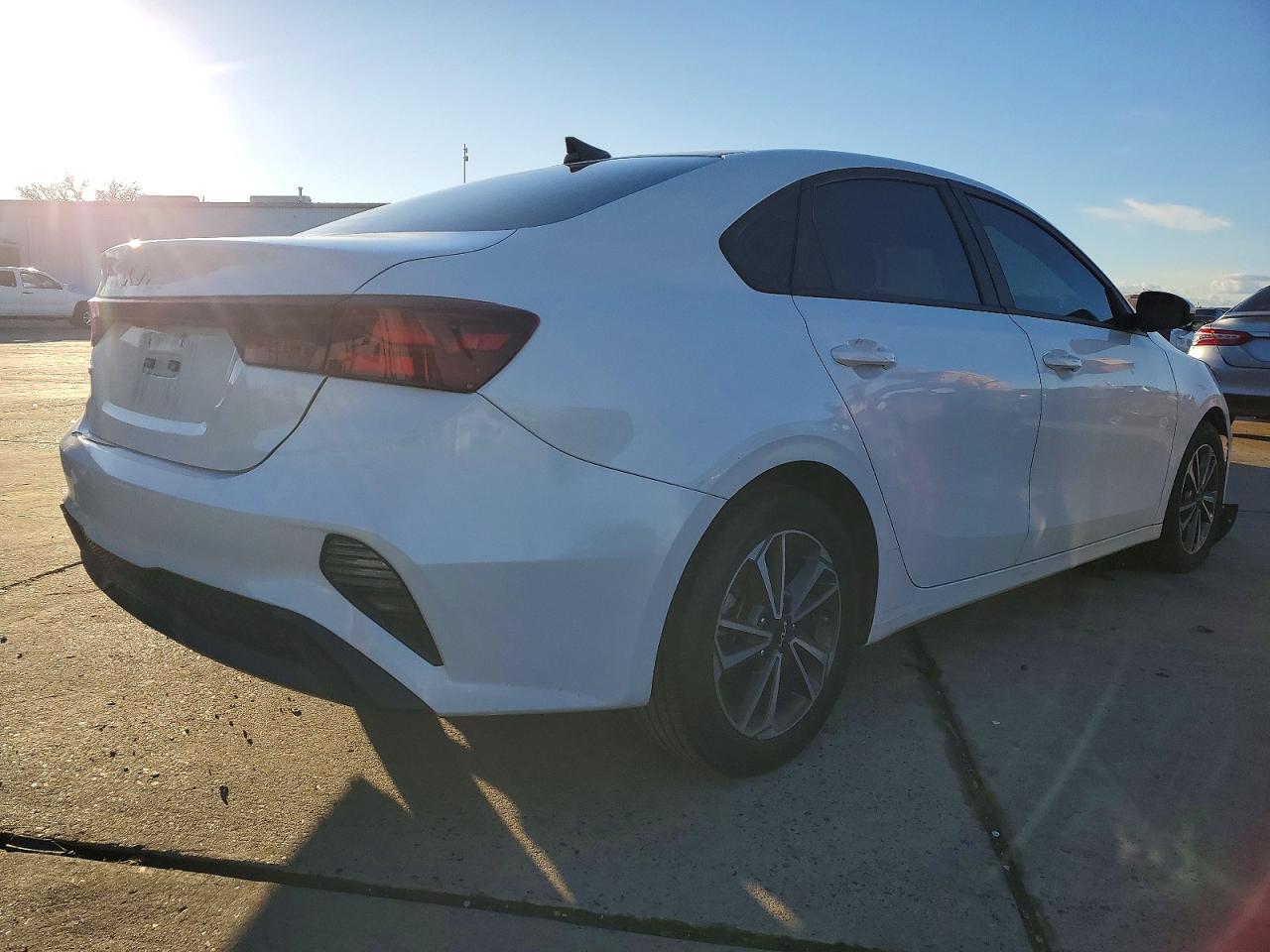 2023 KIA FORTE LX photo 3