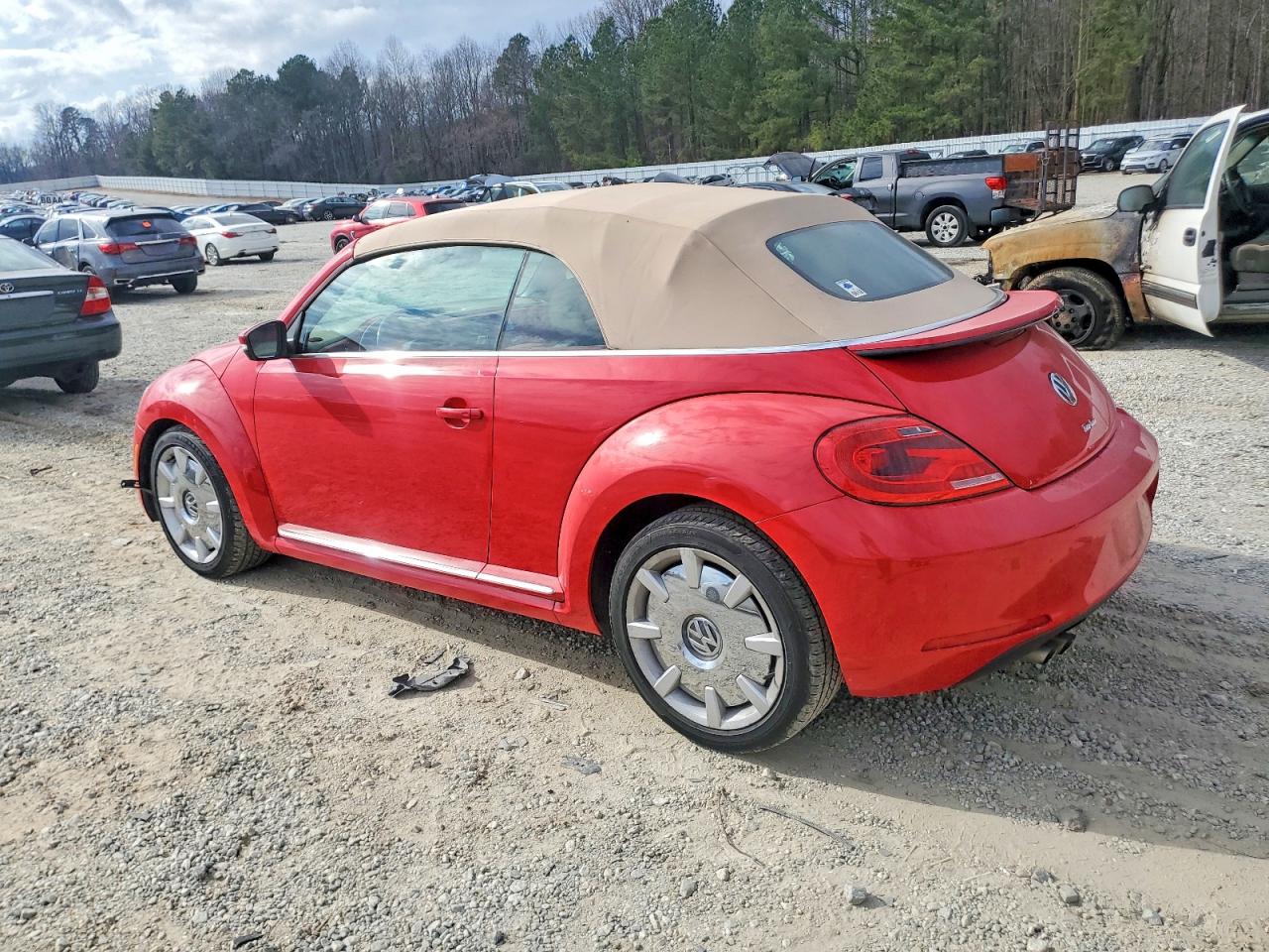 2016 VOLKSWAGEN BEETLE S/SE photo 2
