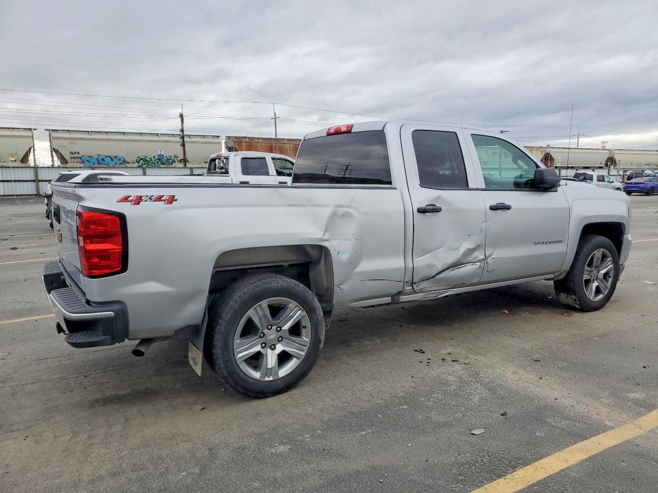 2018 CHEVROLET SILVERADO K1500 CUSTOM photo 3