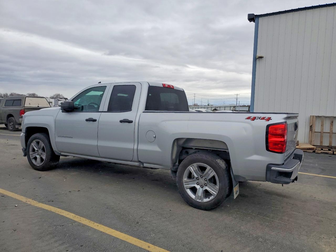 2018 CHEVROLET SILVERADO K1500 CUSTOM photo 2