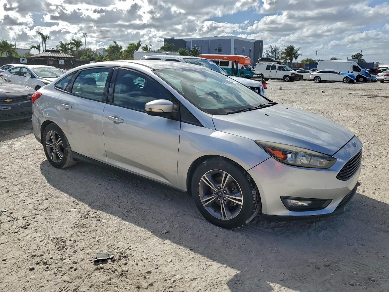 2017 FORD FOCUS SE photo 4