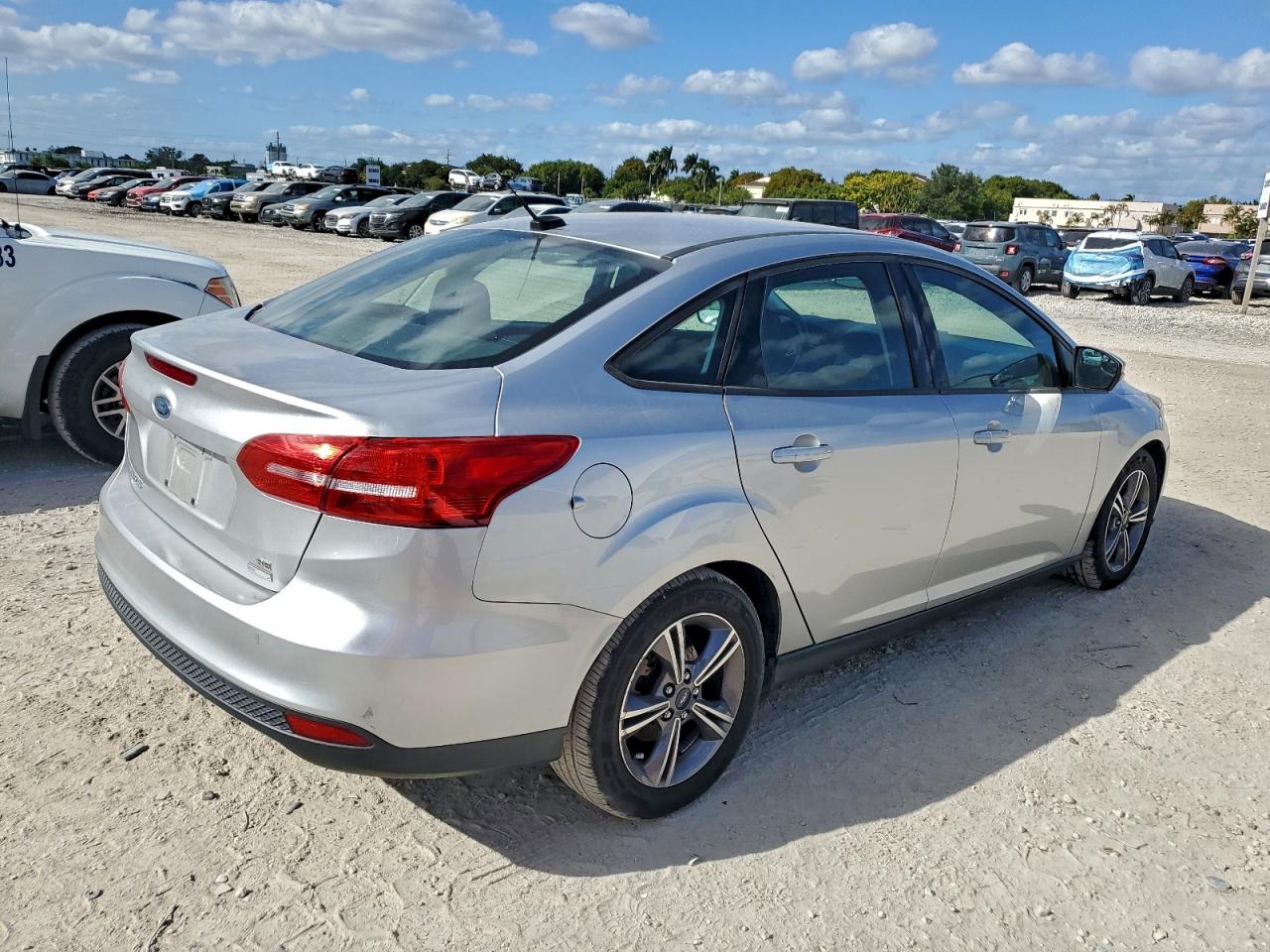 2017 FORD FOCUS SE photo 3