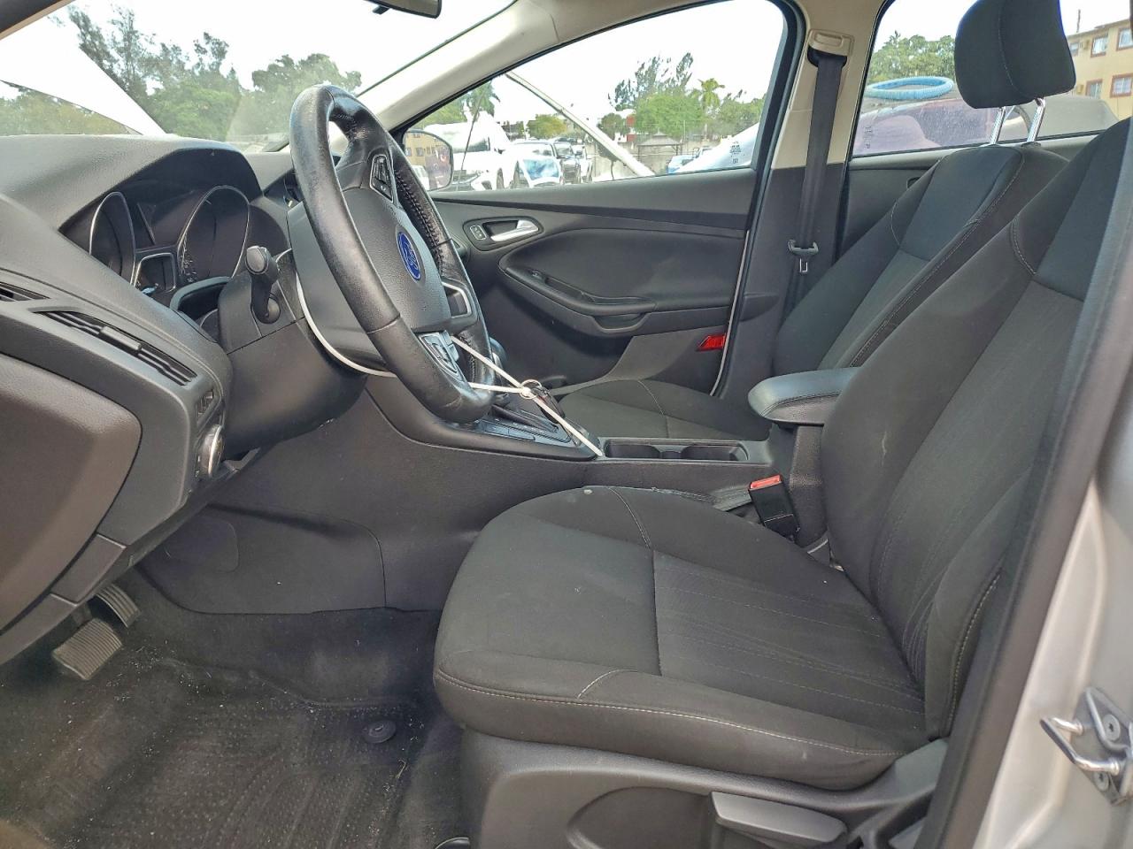2017 FORD FOCUS SE photo 7