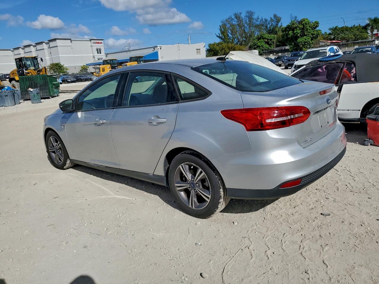 2017 FORD FOCUS SE photo 2