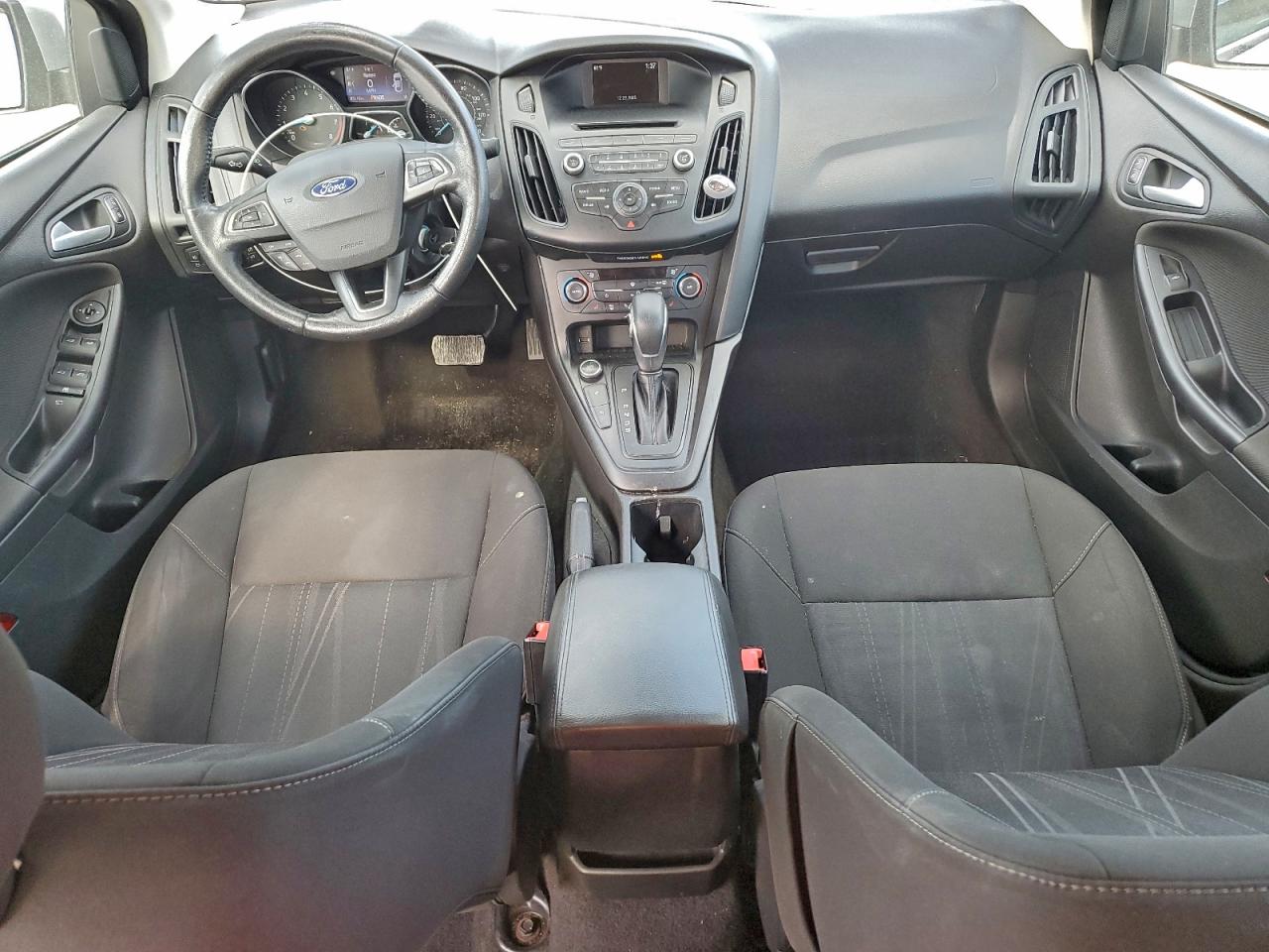 2017 FORD FOCUS SE photo 8