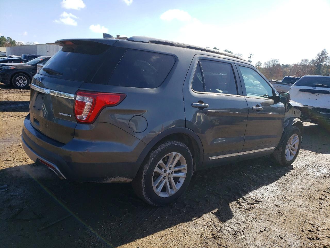 2016 FORD EXPLORER XLT photo 3
