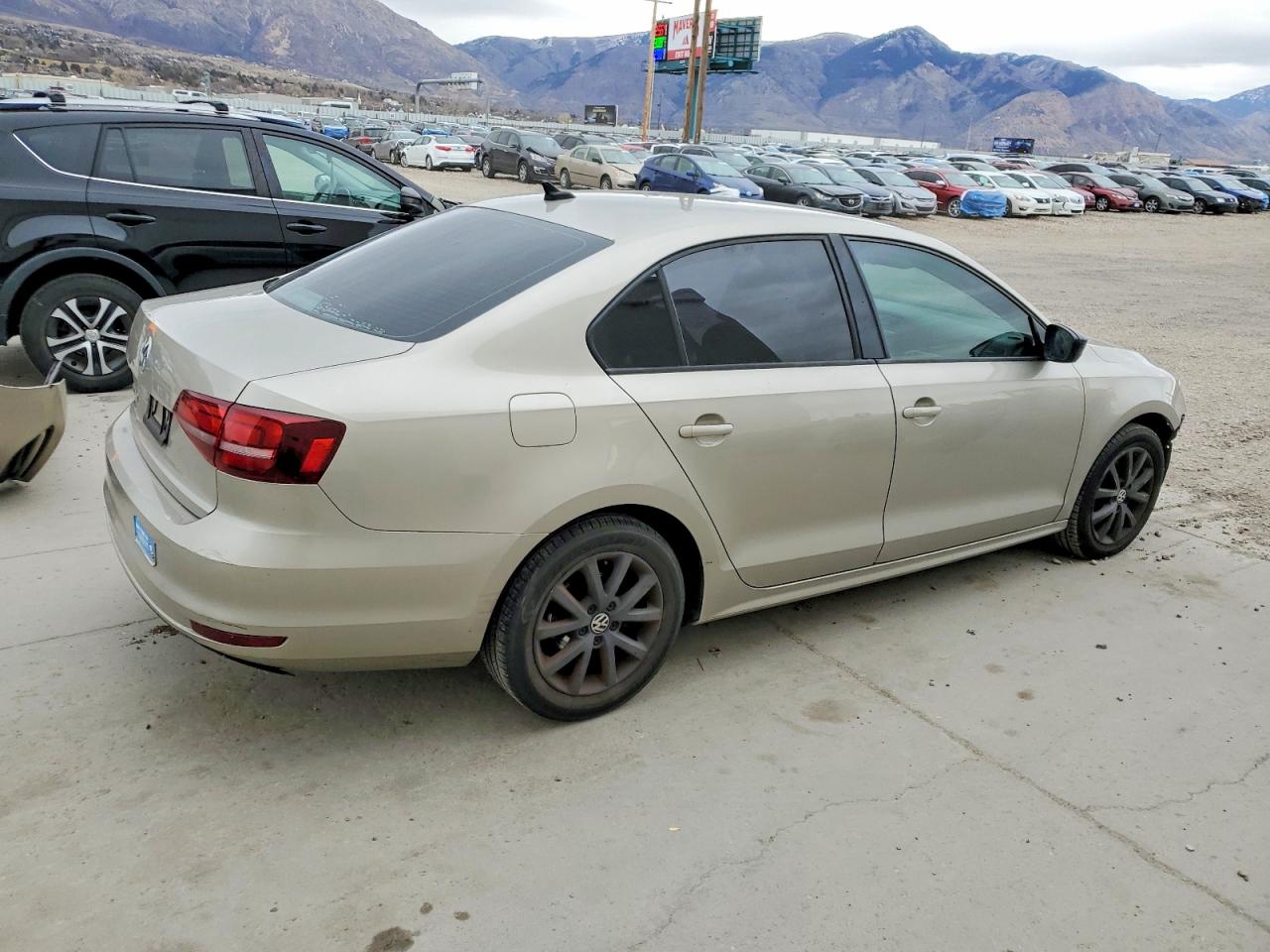 2016 VOLKSWAGEN JETTA SE photo 3