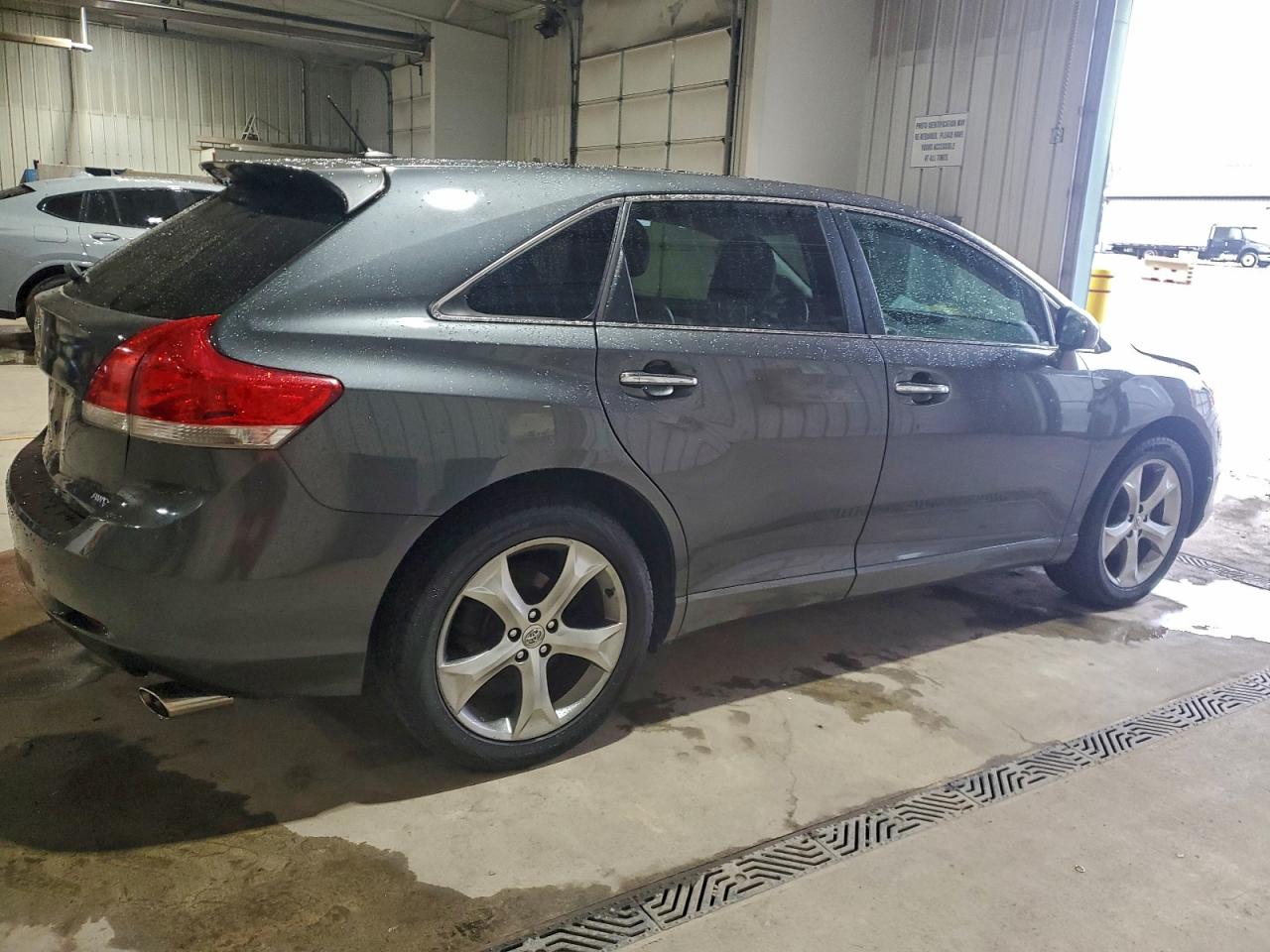 2010 TOYOTA VENZA photo 5
