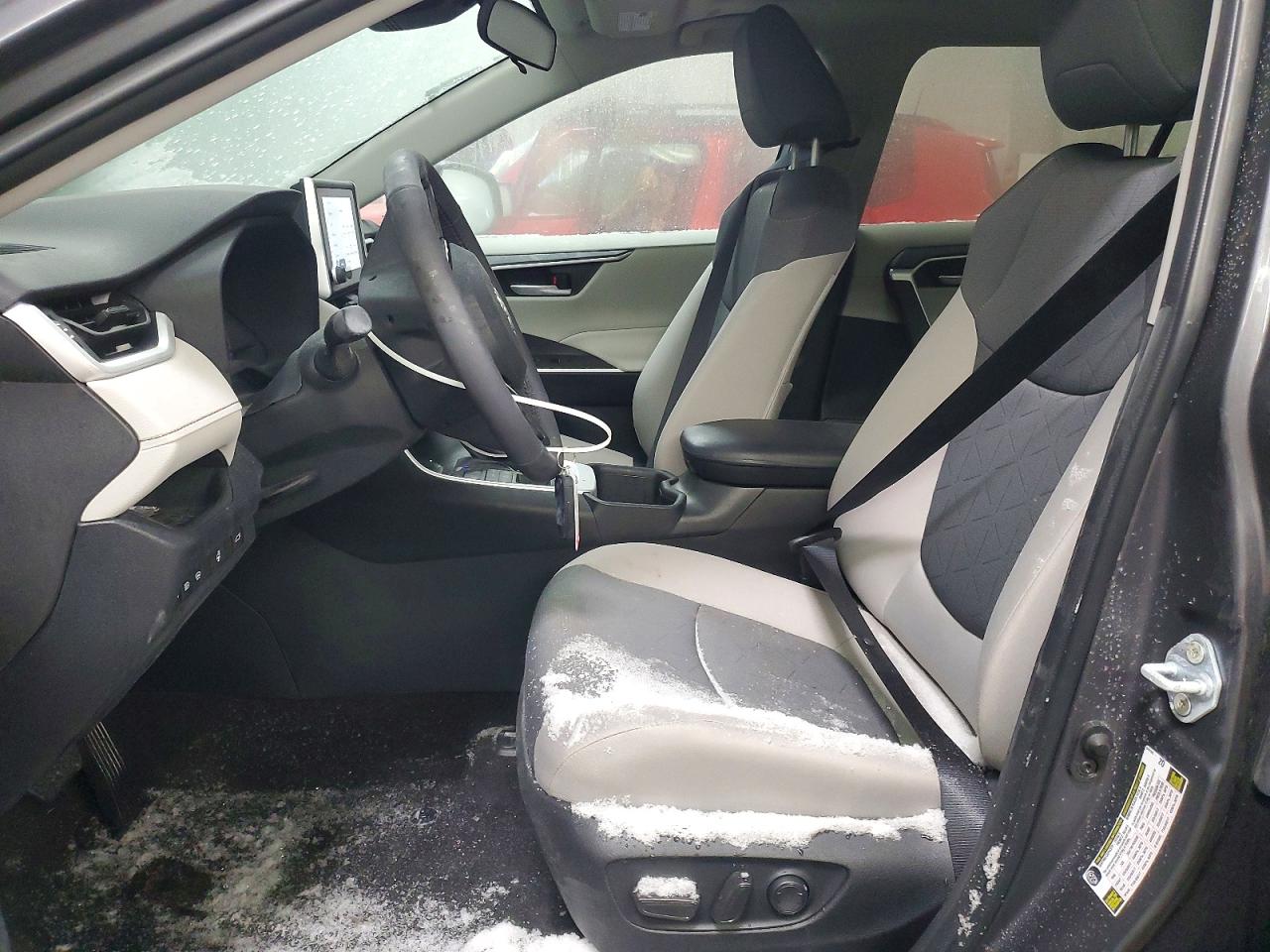 2024 TOYOTA RAV4 XLE photo 7