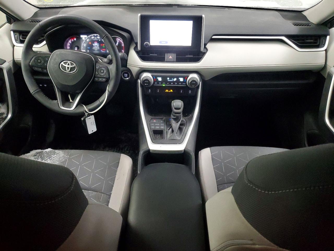 2024 TOYOTA RAV4 XLE photo 8